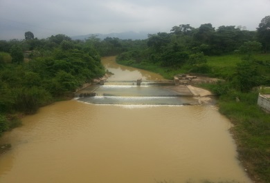 Corrientes de agua creadas tras las inundaciones en Colombia.
