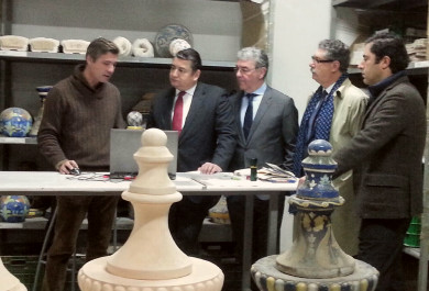 Taller de restauración de cerámica visitado por representantes de Tragsa.