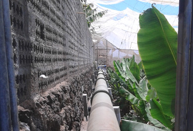 Sistema de regadío en campo de cultivo. 