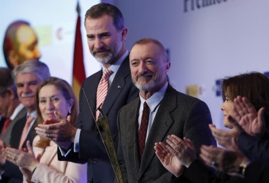 El Rey en la entrega de premios Periodismo Rey de España junto a Arturo Pérez Reverte