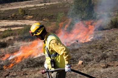 Miembro de las BRIF durante las labores de extinción de un incendio