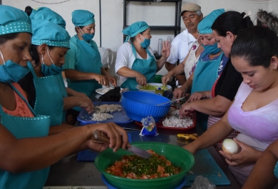 Mujeres de Madriz (Nicaragua) formándose en un taller de cocina