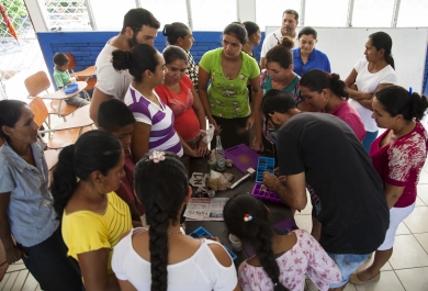 Mujeres de Madriz (Nicaragua) formándose en un taller de pintura