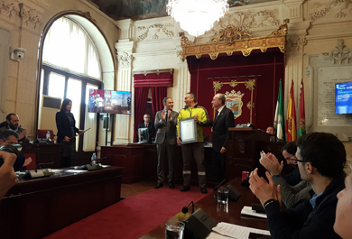 Agustín Aranzana Cobos, en representación del GREA, recibiendo la mención honorífica