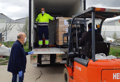 Carga de los alimentos en los camiones para su traslado