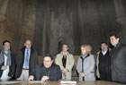 El obispo de Jerez firma el acta acompañado de la alcaldesa y el delegado del Grupo Tragsa en Andalucía, entre otros asistentes.