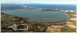 Vista aérea de balsa de aguas residuales depuradas para el riego en Formentera.